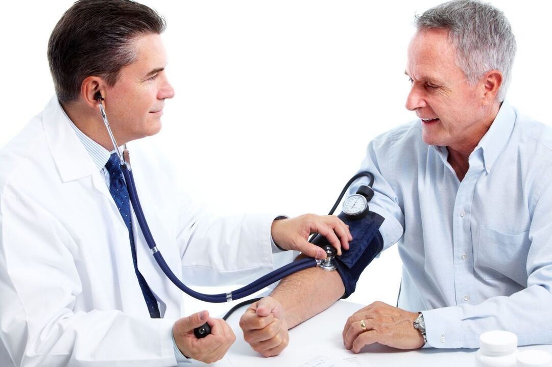Der Arzt misst den Druck des Patienten mit Bluthochdruck
